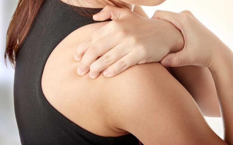 ból pod łopatką od tyłu